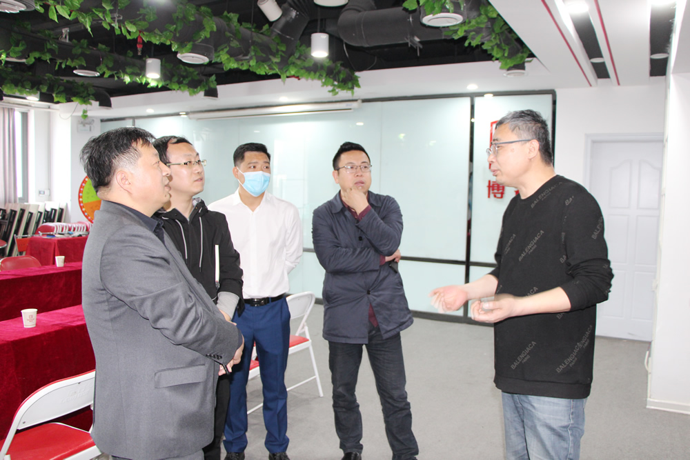 河南省纺织建筑设计院李鹏飞院长一行五人莅临博容参观考察